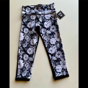 NWT STRUT-THIS Flynn Capri Leggings in Black White Floral, Size Small.